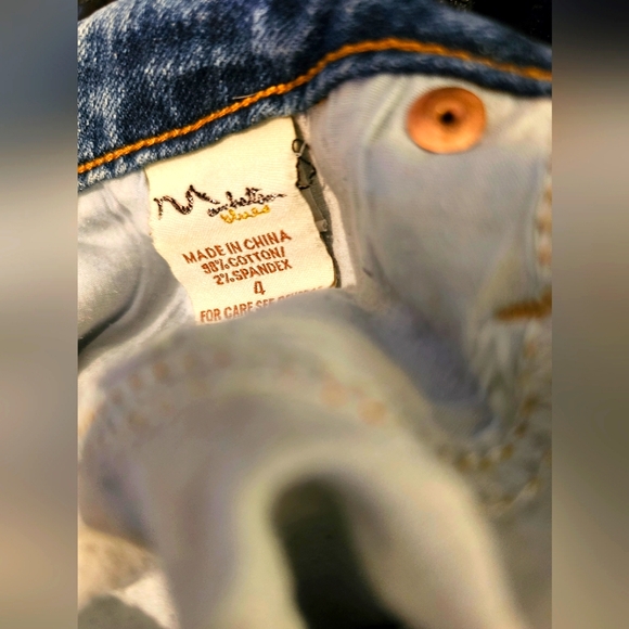 Manhattan Collection Blues Stonewash Cuffed Jeans (4) - Picture 12 of 12